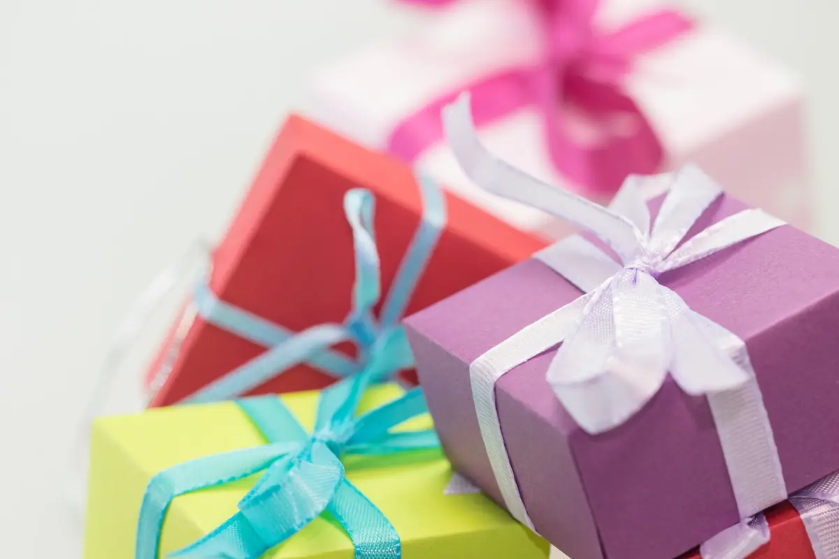 Petits coffrets cadeaux colorés fermés par des rubans